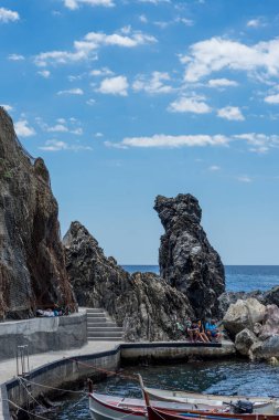 Manarola, Cinque Terre, İtalya - 26 Haziran 2018: Manarola, Cinque Terre, İtalya 'da plaj ve güneşin tadını çıkaran turistler