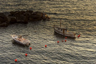 Riomaggiore, Cinque Terre, İtalya - 26 Haziran 2018: Günbatımında okyanusta tekne ve yatlar, İtalyan Riomaggiore Rivierası, Cinque Terre, İtalya