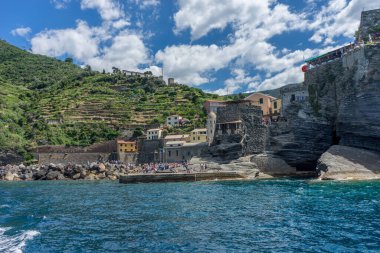 Vernazza, Cinque Terre, İtalya - 26 Haziran 2018: Vernazza, Cinque Terre, İtalya 'da okyanusa bakan bir kayanın üzerinde oturan turist