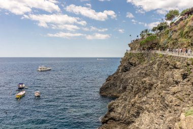 Manarola, Cinque Terre, İtalya - 26 Haziran 2018: Manarola, Cinque Terre, İtalya 'daki ligurian denizine karşı uçurum