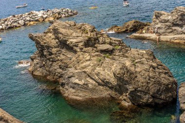 Manarola, Cinque Terre, İtalya - 26 Haziran 2018: Manarola, Cinque Terre, İtalya 'da plaj ve güneşin tadını çıkaran turistler