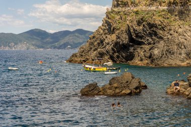 Manarola, Cinque Terre, İtalya - 26 Haziran 2018: Tekneler Manarola, Cinque Terre, İtalya 'daki körfeze yanaştı