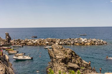 Manarola, Cinque Terre, İtalya - 26 Haziran 2018: Manarola, Cinque Terre, İtalya 'da plaj ve güneşin tadını çıkaran turistler