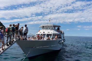 Riomaggiore, Cinque Terre, İtalya - 26 Haziran 2018: Riomaggiore, Cinque Terre, İtalya 'da taksiye binen turistler