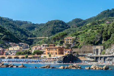 Monterosso, Cinque Terre, İtalya - 26 Haziran 2018: Monterosso al mare plajında güneşlenen turistler