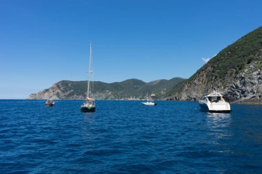 Riomaggiore, Cinque Terre, İtalya - 26 Haziran 2018: Okyanusta tekne ve yatlar, Riomaggiore İtalyan Rivierası, Cinque Terre, İtalya