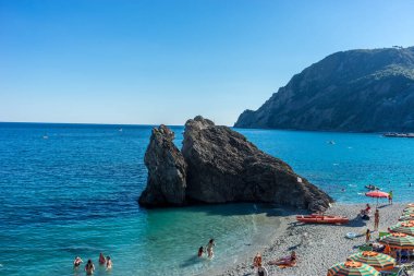 Monterosso, Cinque Terre, İtalya - 26 Haziran 2018: Monterosso al mare plajında güneşlenen turistler