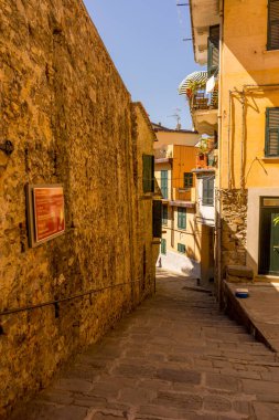 Corniglia, Cinque Terre, İtalya - 27 Haziran 2018: Corniglia 'nın dar sokakları, Cinque Terre, İtalya