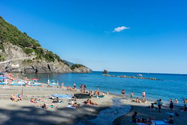 Monterosso, Cinque Terre, İtalya - 26 Haziran 2018: Monterosso al mare plajında güneşlenen turistler
