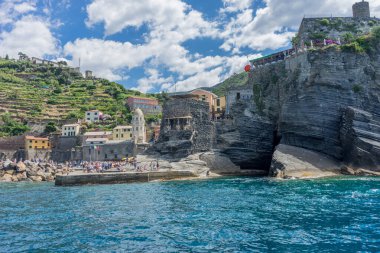 Vernazza, Cinque Terre, İtalya - 26 Haziran 2018: Vernazza, Cinque Terre, İtalya 'da okyanusa bakan bir kayanın üzerinde oturan turist