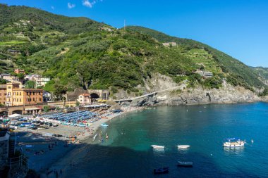 Monterosso, Cinque Terre, İtalya - 26 Haziran 2018: Monterosso al mare plajında güneşlenen turistler