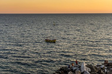 Riomaggiore, Cinque Terre, İtalya - 26 Haziran 2018: Riomaggiore 'da gün batımını izleyen turist
