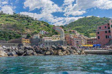 Vernazza, Cinque Terre, İtalya - 26 Haziran 2018: Vernazza, Cinque Terre, İtalya 'da okyanusa bakan bir kayanın üzerinde oturan turist