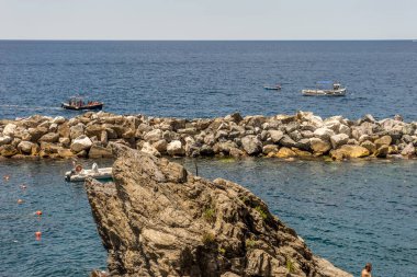 Manarola, Cinque Terre, İtalya - 26 Haziran 2018: Manarola, Cinque Terre, İtalya 'da plaj ve güneşin tadını çıkaran turistler