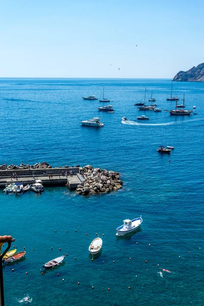 Vernazza Cinque Terre Italy June 2018 イタリアのCinque Terre Vernazzaの海岸近くに停泊中のボート — ストック写真