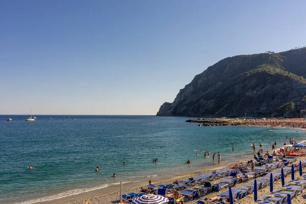イタリア モンテレッソ 2018年6月26日 モンテレッソ マーレのビーチと太陽の光を楽しむ観光客 — ストック写真