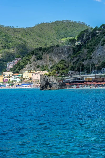 Monterosso Cinque Terre Italia Junio 2018 Los Turistas Disfrutan Playa —  Fotos de Stock
