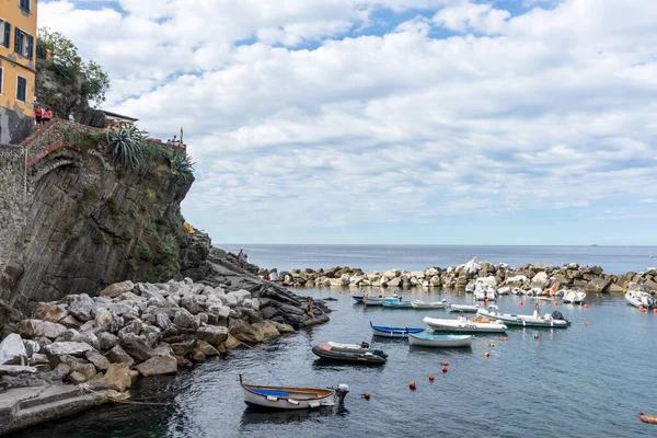 Riomaggiore Cinque Terre Włochy Czerwca 2018 Łódź Przybita Zatoki Riomaggiore — Zdjęcie stockowe