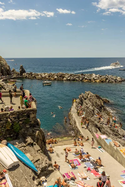 Manarola Cinque Terre Italy June 2018 イタリアのCinque Terre Manarolaでビーチと太陽の光を楽しむ観光客 — ストック写真