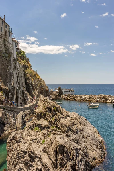 Manarola Cinque Terre Italia Junio 2018 Barcos Cerca Costa Rocosa — Foto de Stock