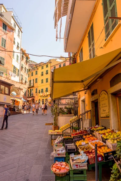 Riomaggiore, Cinque Terre, İtalya - 27 Haziran 2018: Riomaggiore 'un dar sokaklarında meyve tezgahı