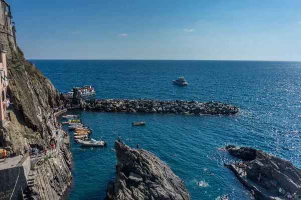 Manarola Cinque Terre Italia Junio 2018 Turistas Disfrutando Playa Sol —  Fotos de Stock
