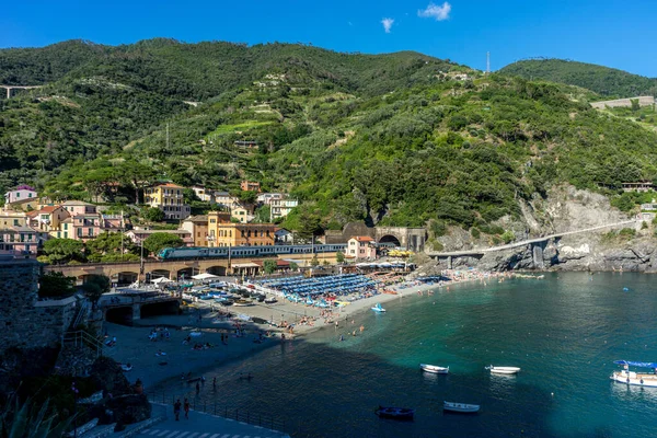 Monterosso Cinque Terre Italia Junio 2018 Los Turistas Disfrutan Playa —  Fotos de Stock