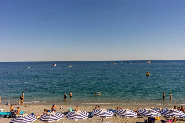 Monterosso Cinque Terre Italy 2018 Monmonterosso Mare 해변과 햇살을 즐기는 — 스톡 사진