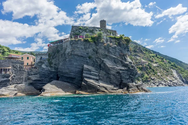 Vernazza Cinque Terre Italy June 2018 イタリアのCinque Terre Vernazzaで海を見下ろす岩の上に座っている観光客 — ストック写真