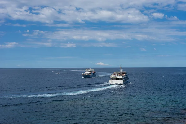 Riomaggiore Cinque Terre Olaszország Június 2018 Turista Hajók Elhaladnak Egymás — Stock Fotó