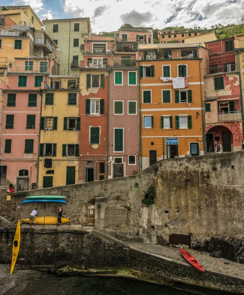 Riomaggiore Cinque Terre Italy June 2018 イタリアのCinque Terre Riomaggioreの入り江でカヤックボートのドッキングを解除する — ストック写真