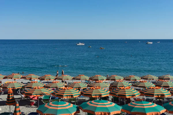 Monterosso Cinque Terre Italy June 2018 Tourists Enjoying Beach Sunshine — Stock Photo, Image