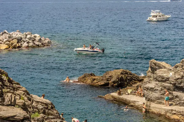 Manarola Cinque Terre Italy Червня 2018 Туристи Насолоджуються Пляжем Сонячним — стокове фото