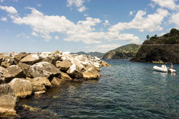 Manarola, Cinque Terre, İtalya - 26 Haziran 2018: Manarola, Cinque Terre, İtalya 'da kayalık kıyı şeridi yakınlarındaki tekneler
