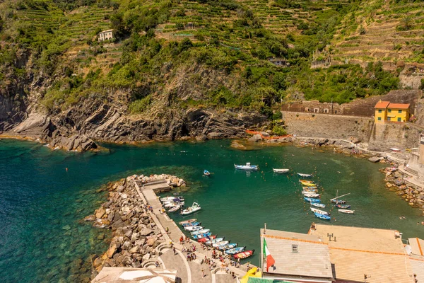 Vernazza Cinque Terre Giugno 2018 Turisti Che Godono Spiaggia Sole — Foto Stock