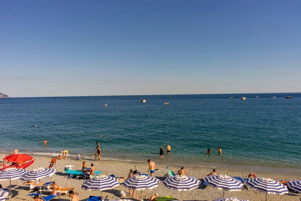 Monterosso Cinque Terre Giugno 2018 Turisti Che Godono Spiaggia Sole — Foto Stock