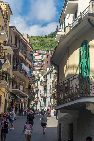 Manarola Cinque Terre Itália Junho 2018 Turistas Andando Pelas Ruas — Fotografia de Stock