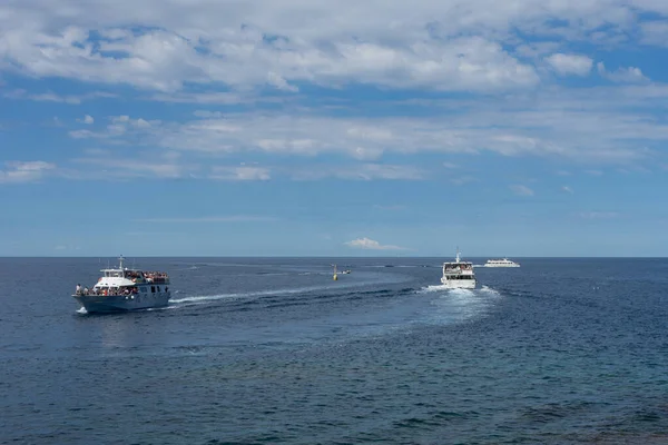 Riomaggiore Cinque Terre Ιταλία Ιουνίου 2018 Σκάφη Τουριστών Περνούν Ένα — Φωτογραφία Αρχείου
