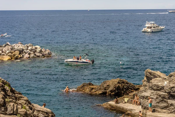 Manarola Cinque Terre Ιταλία Ιουνίου 2018 Τουρίστες Απολαμβάνουν Την Παραλία — Φωτογραφία Αρχείου