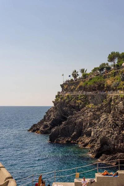 Manarola Cinque Terre Italy June 2018 Tourists Enjoying Beach Sunshine — Stock Photo, Image