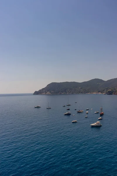 Vernazza Cinque Terre Itália Junho 2018 Barcos Atracados Perto Costa — Fotografia de Stock