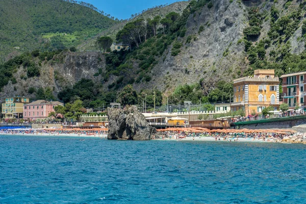 Monterosso Cinque Terre Itálie Června 2018 Turisté Užívají Pláže Slunce — Stock fotografie