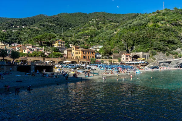 Monterosso Cinque Terre Italia Junio 2018 Los Turistas Disfrutan Playa —  Fotos de Stock