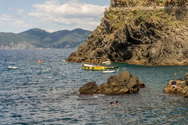 Manarola, Cinque Terre, İtalya - 26 Haziran 2018: Tekneler Manarola, Cinque Terre, İtalya 'daki körfeze yanaştı