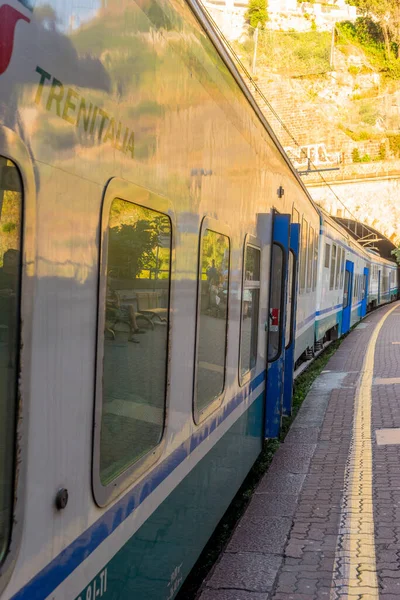 Riomaggiore Cinque Terre Ιταλία Ιουνίου 2018 Τρένο Trenitalia Στο Σιδηροδρομικό — Φωτογραφία Αρχείου