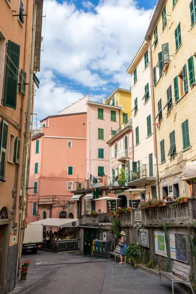 Riomaggiore Cinque Terre Italy Червня 2018 Люди Йдуть Вузькими Вулицями — стокове фото