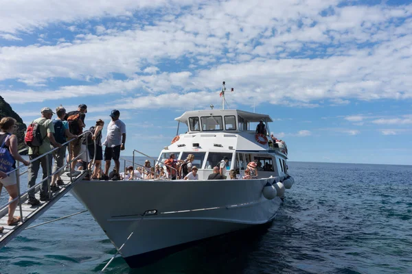 Riomaggiore Cinque Terre Italy June 2018 Tourrists Entering Taxi Boat — стоковое фото