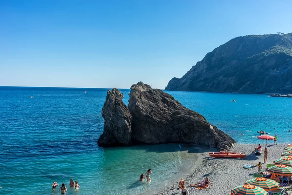 Monterosso Cinque Terre Italy June 2018 Tourists Enjoying Beach Sunshine — Stock Photo, Image