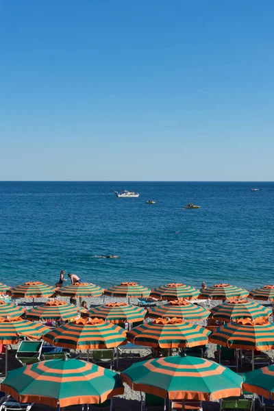 Monterosso, Cinque Terre, İtalya - 26 Haziran 2018: Monterosso al mare plajında güneşlenen turistler