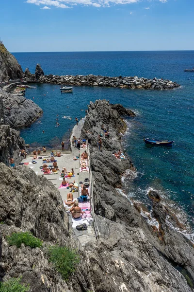 Manarola Cinque Terre Italy June 2018 イタリアのCinque Terre Manarolaでビーチと太陽の光を楽しむ観光客 — ストック写真